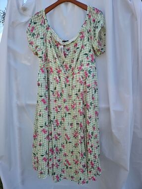 Retro Chic Green Gingham Midi Dress with Pink Floral Print